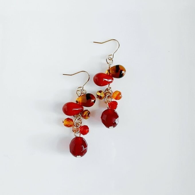 再販☆チェコビーズが揺れる☆しずくとガラスビーズのプチジャラジャラピアス/イヤリング(大人レッド)