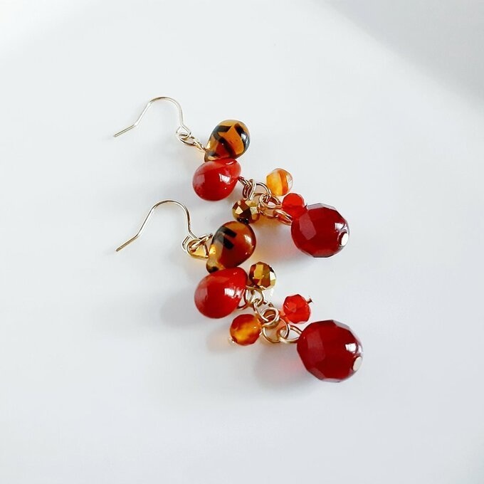 再販☆チェコビーズが揺れる☆しずくとガラスビーズのプチジャラジャラピアス/イヤリング(大人レッド)