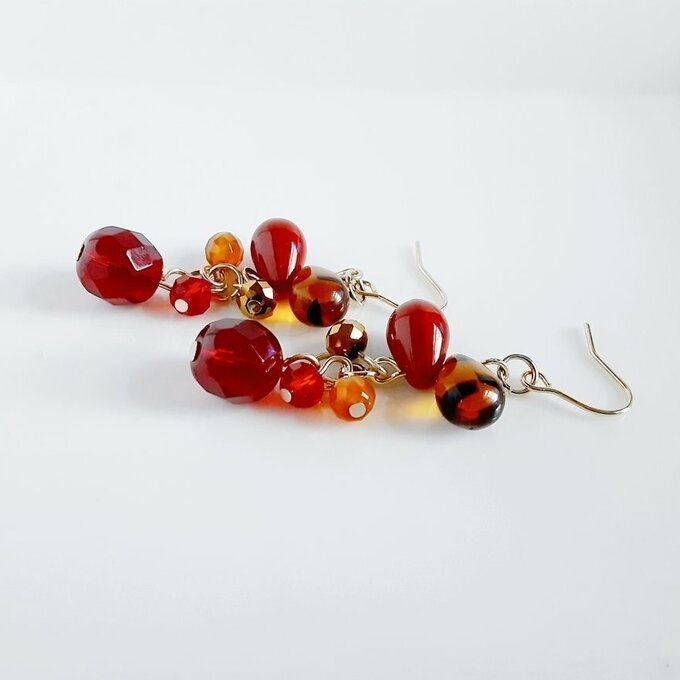 再販☆チェコビーズが揺れる☆しずくとガラスビーズのプチジャラジャラピアス/イヤリング(大人レッド)