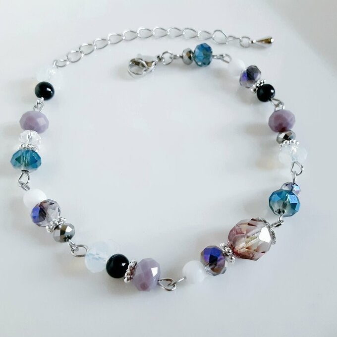 チェコビーズとガラスビーズのライトパープルカラーのブレスレット