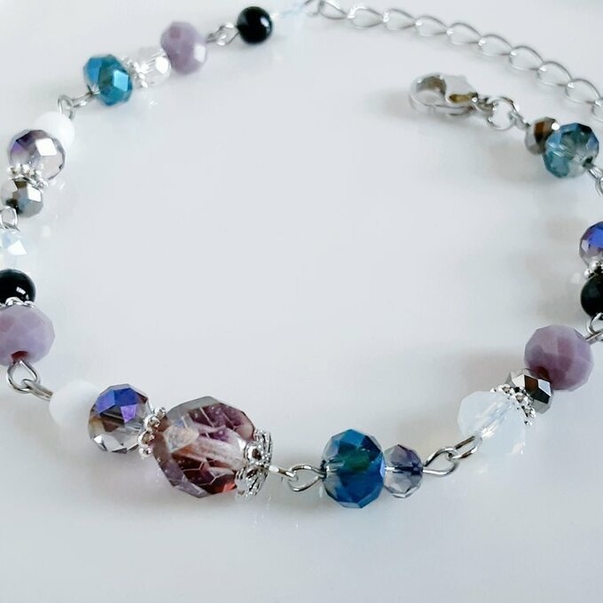 チェコビーズとガラスビーズのライトパープルカラーのブレスレット