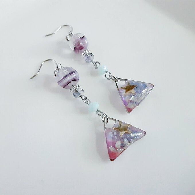 チェコメロンビーズと三角レジンパーツのゆらゆらピアス/イヤリング(パープルブルー)