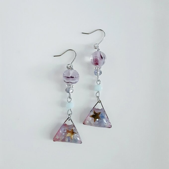 チェコメロンビーズと三角レジンパーツのゆらゆらピアス/イヤリング(パープルブルー)