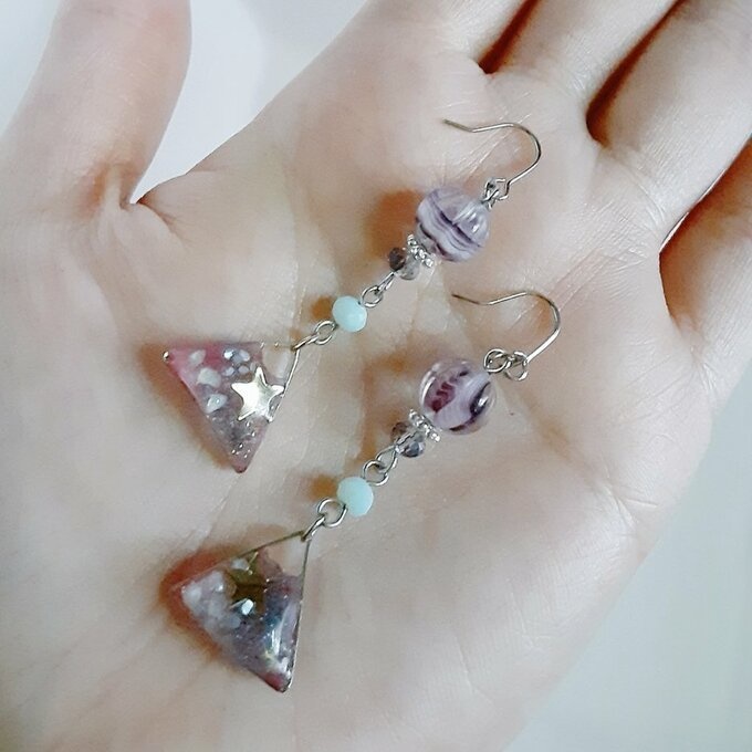 チェコメロンビーズと三角レジンパーツのゆらゆらピアス/イヤリング(パープルブルー)