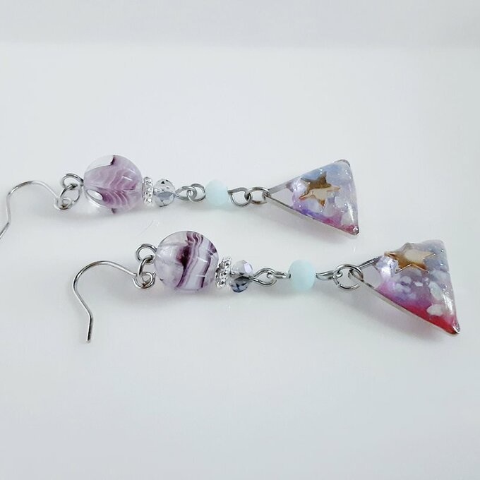 チェコメロンビーズと三角レジンパーツのゆらゆらピアス/イヤリング(パープルブルー)