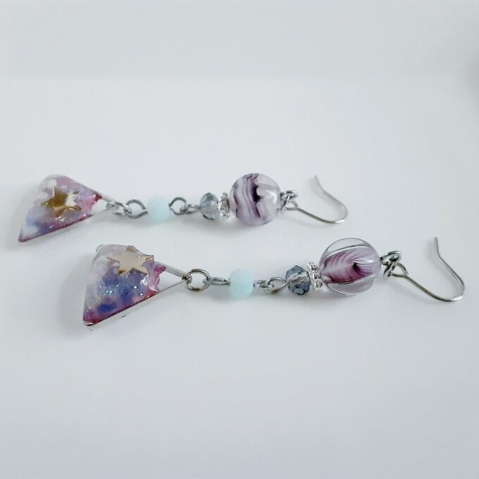 チェコメロンビーズと三角レジンパーツのゆらゆらピアス/イヤリング(パープルブルー)