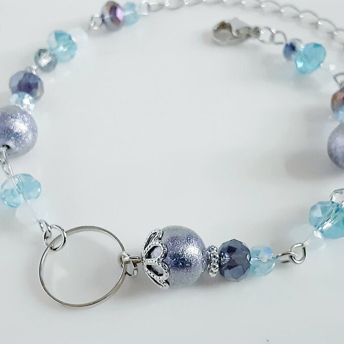 再再販☆ラウンドフープ付き☆シャイニーパールとガラスビーズのバイオレットブルーカラーのブレスレット