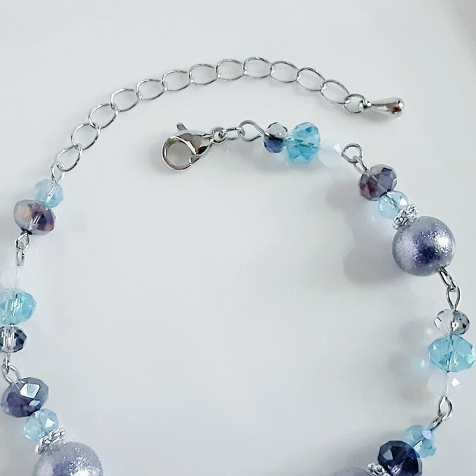 再再販☆ラウンドフープ付き☆シャイニーパールとガラスビーズのバイオレットブルーカラーのブレスレット