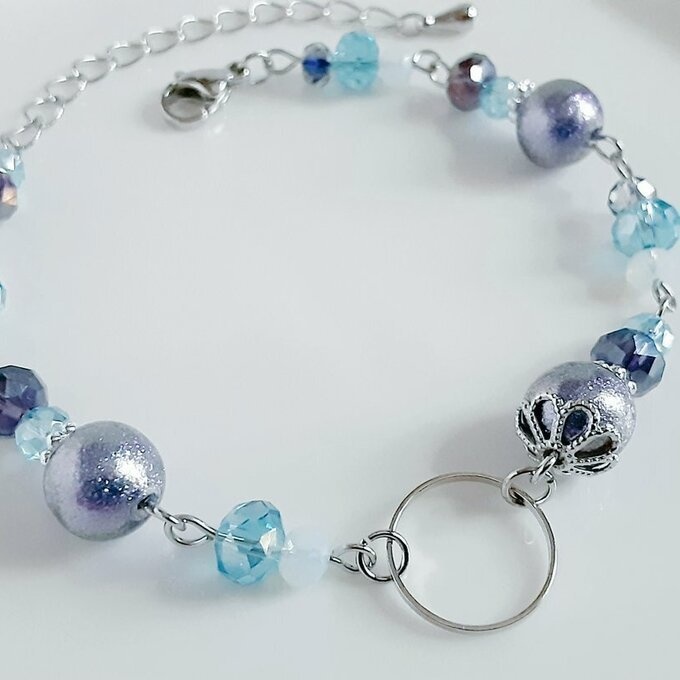 再再販☆ラウンドフープ付き☆シャイニーパールとガラスビーズのバイオレットブルーカラーのブレスレット