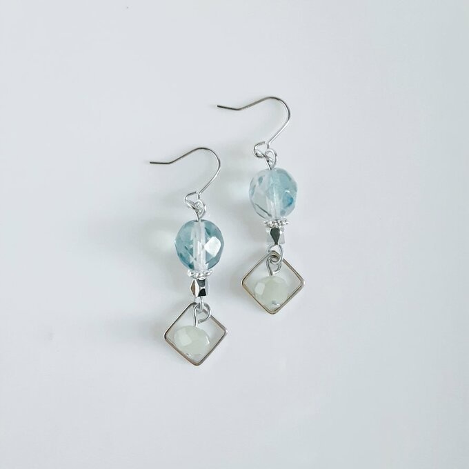 スクエアと癒しグリーンカラーのピアス/イヤリング