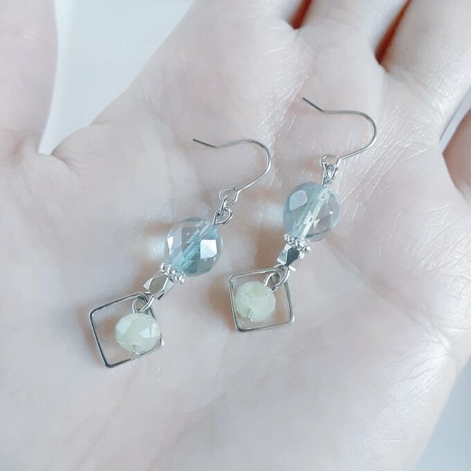 スクエアと癒しグリーンカラーのピアス/イヤリング