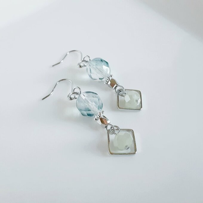 スクエアと癒しグリーンカラーのピアス/イヤリング