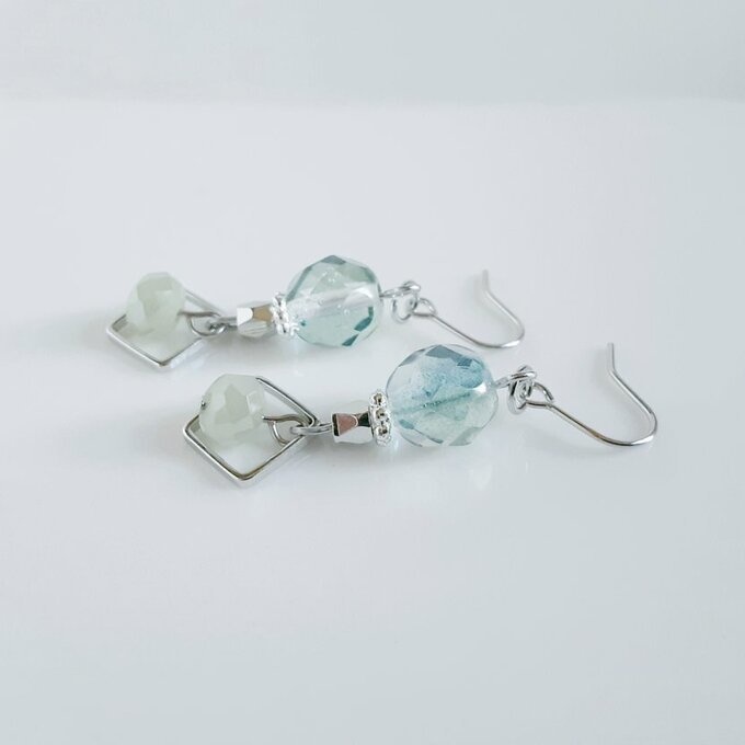 スクエアと癒しグリーンカラーのピアス/イヤリング