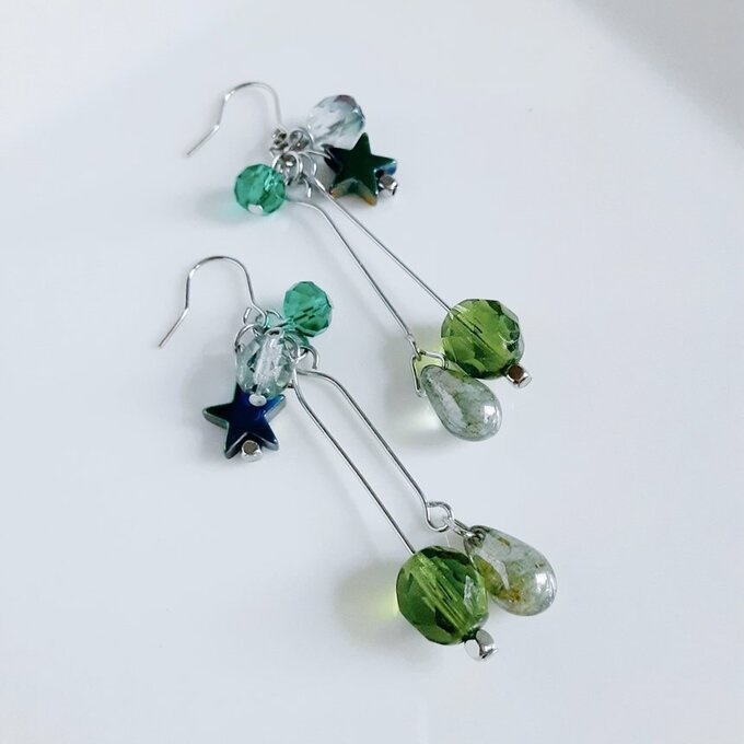 チェコビーズとお星様とガラスビーズのグリーン色ゆらゆらピアス/イヤリング0