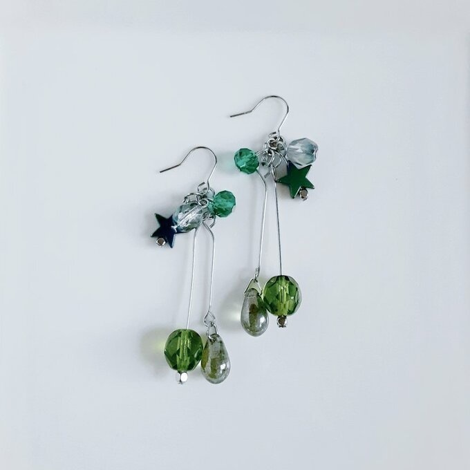 チェコビーズとお星様とガラスビーズのグリーン色ゆらゆらピアス/イヤリング0