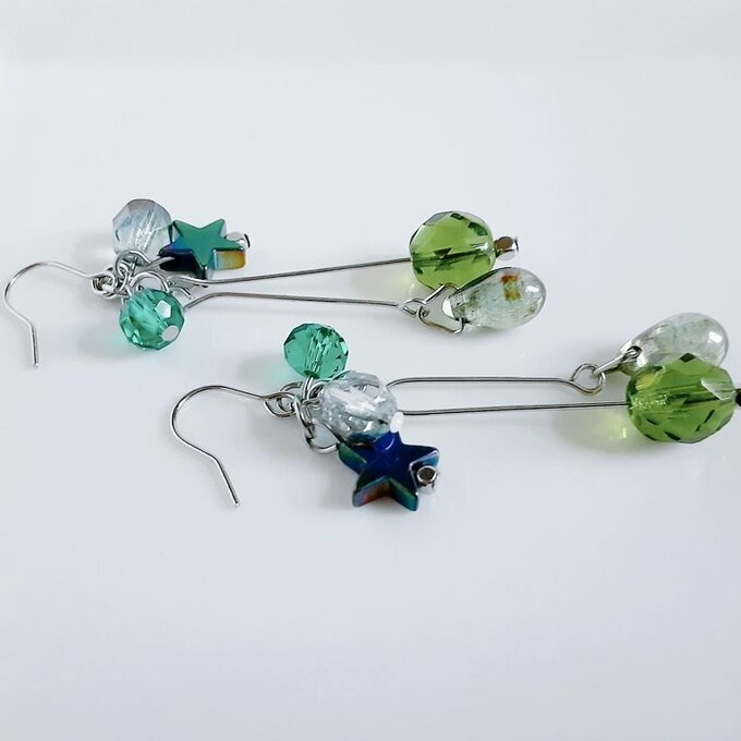 チェコビーズとお星様とガラスビーズのグリーン色ゆらゆらピアス/イヤリング0