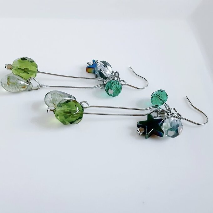 チェコビーズとお星様とガラスビーズのグリーン色ゆらゆらピアス/イヤリング0