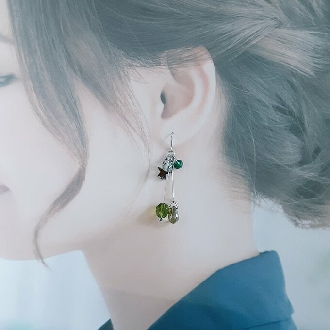 チェコビーズとお星様とガラスビーズのグリーン色ゆらゆらピアス/イヤリング0