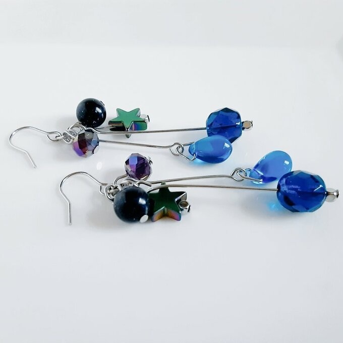 チェコビーズとお星様とブルーゴールドストーンのブルー色ゆらゆらピアス/イヤリング