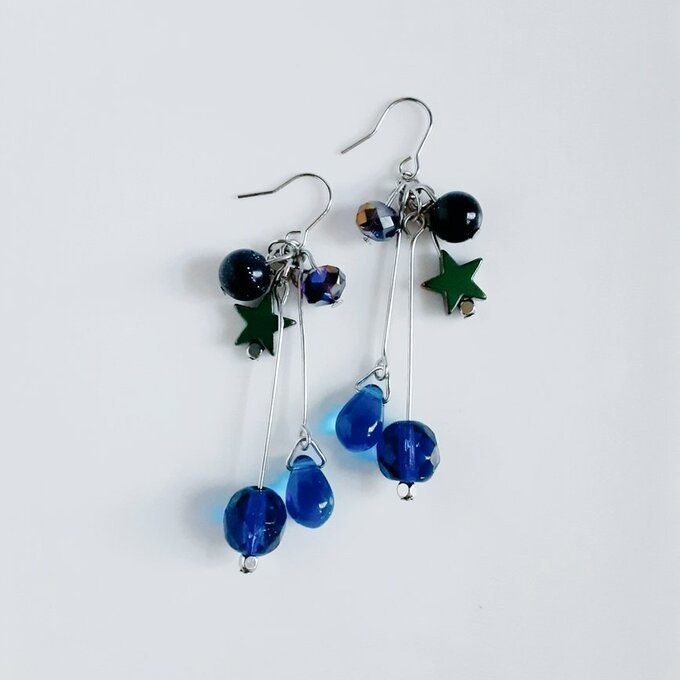 チェコビーズとお星様とブルーゴールドストーンのブルー色ゆらゆらピアス/イヤリング