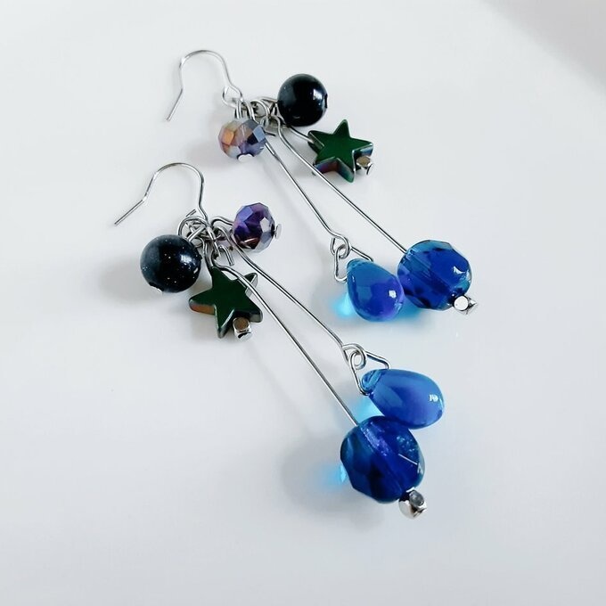 チェコビーズとお星様とブルーゴールドストーンのブルー色ゆらゆらピアス/イヤリング
