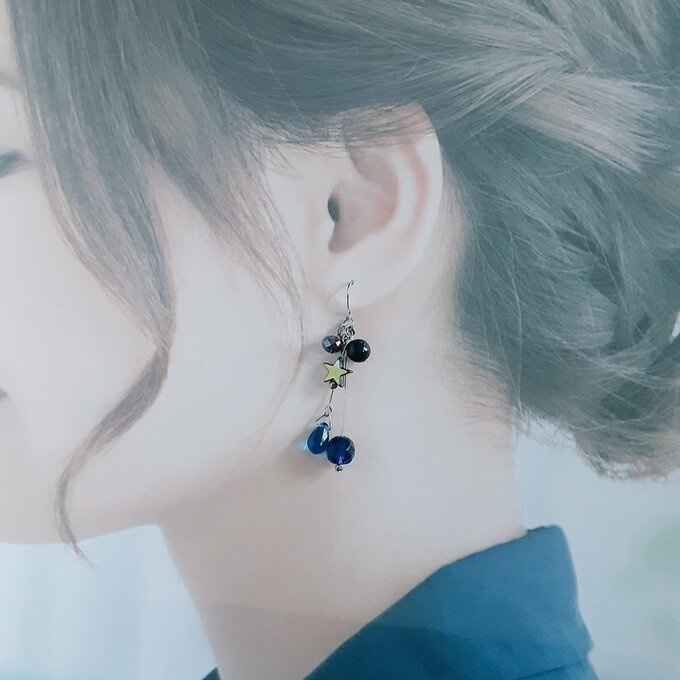 チェコビーズとお星様とブルーゴールドストーンのブルー色ゆらゆらピアス/イヤリング