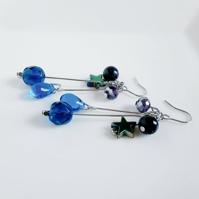 チェコビーズとお星様とブルーゴールドストーンのブルー色ゆらゆらピアス/イヤリング