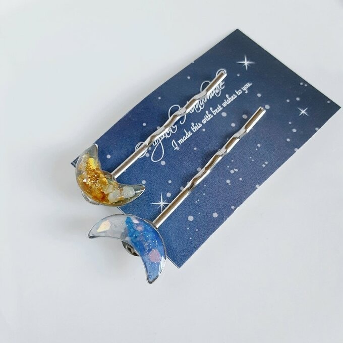 プチぷっくりなキラキラ三日月ヘアピン(イエロー×ブルー)