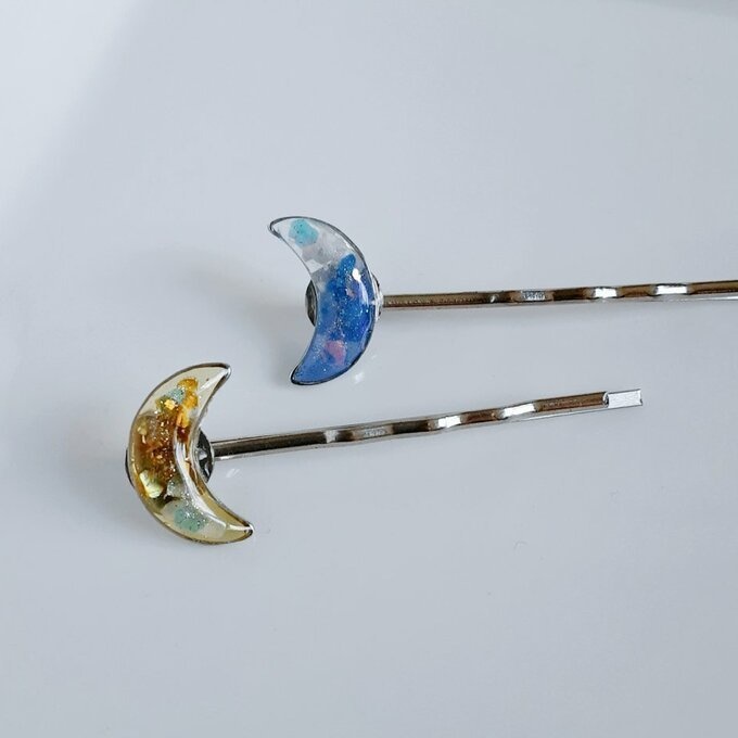 プチぷっくりなキラキラ三日月ヘアピン(イエロー×ブルー)