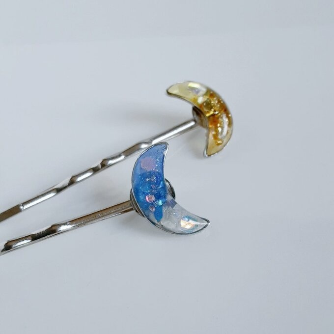 プチぷっくりなキラキラ三日月ヘアピン(イエロー×ブルー)