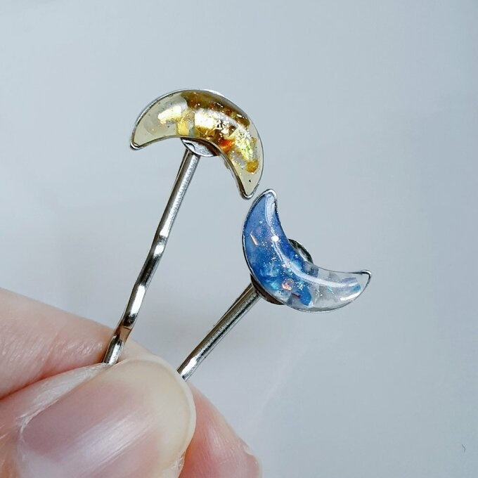 プチぷっくりなキラキラ三日月ヘアピン(イエロー×ブルー)