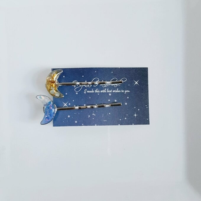 プチぷっくりなキラキラ三日月ヘアピン(イエロー×ブルー)