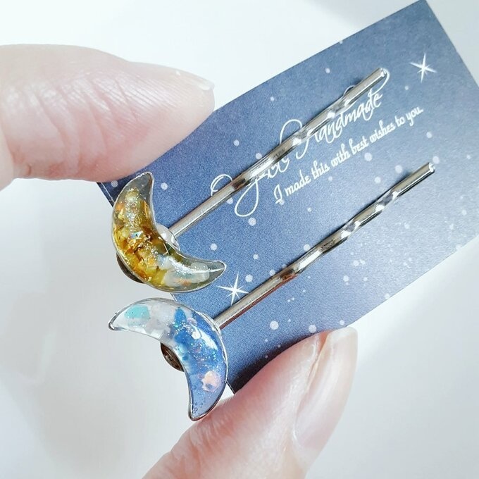 プチぷっくりなキラキラ三日月ヘアピン(イエロー×ブルー)