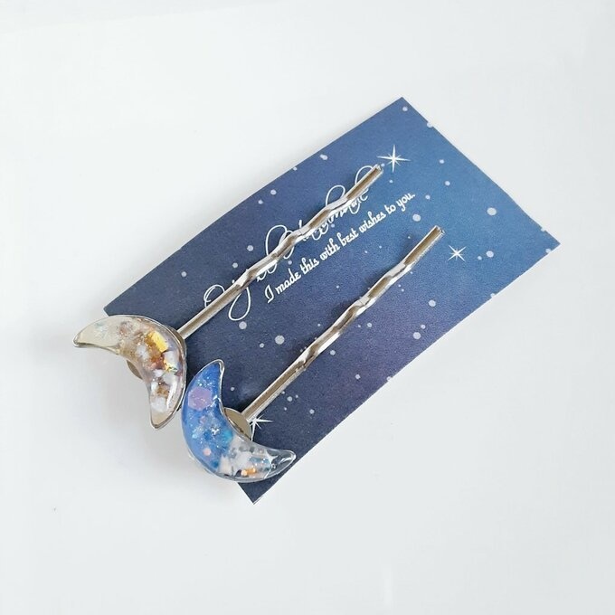 プチぷっくりなキラキラ三日月ヘアピン(ブルー×イエローパープル)