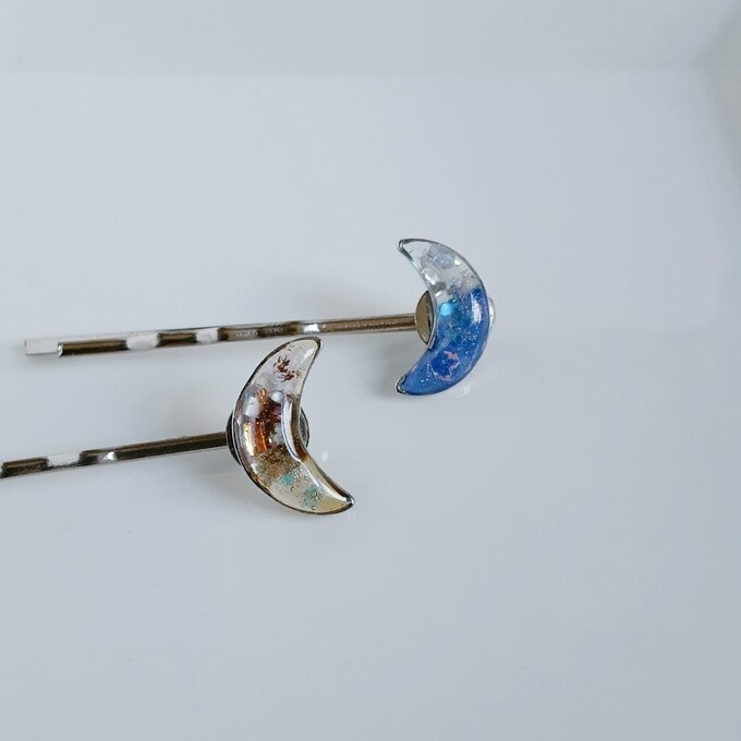 プチぷっくりなキラキラ三日月ヘアピン(ブルー×イエローパープル)