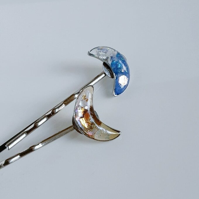 プチぷっくりなキラキラ三日月ヘアピン(ブルー×イエローパープル)