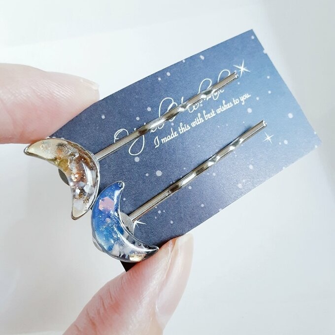 プチぷっくりなキラキラ三日月ヘアピン(ブルー×イエローパープル)