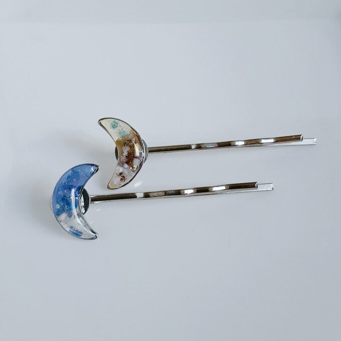 プチぷっくりなキラキラ三日月ヘアピン(ブルー×イエローパープル)