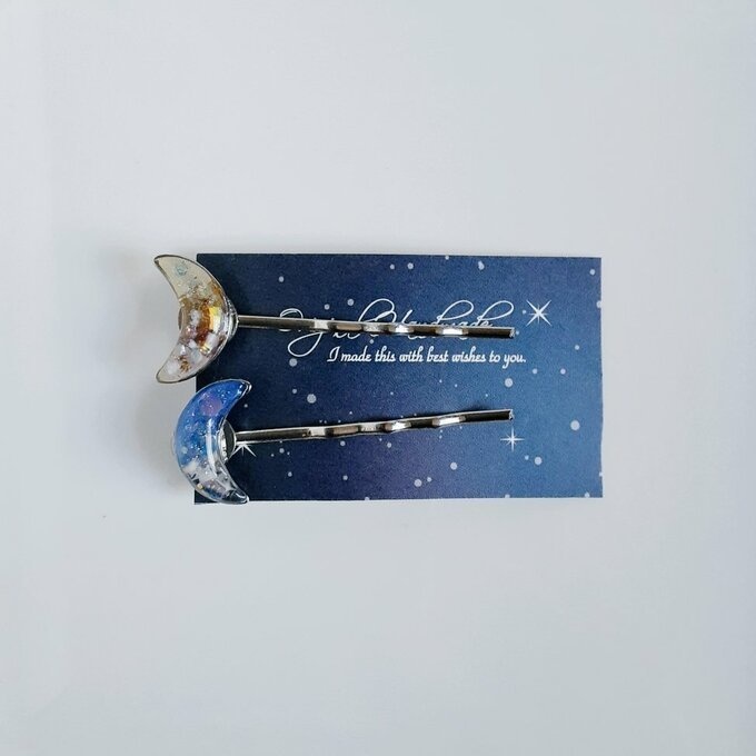 プチぷっくりなキラキラ三日月ヘアピン(ブルー×イエローパープル)