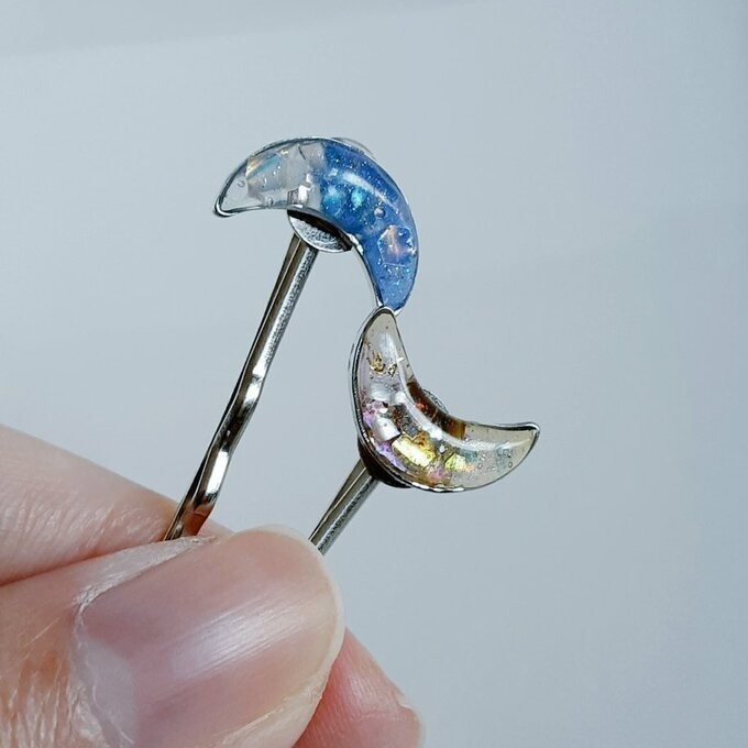 プチぷっくりなキラキラ三日月ヘアピン(ブルー×イエローパープル)