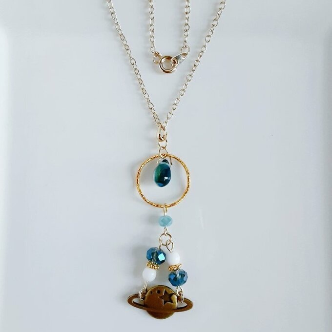 しずくが揺れる飾りフープと土星チャームのネックレス(スカイブルー)