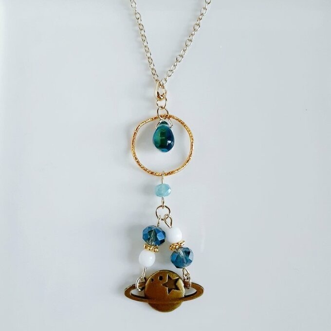 しずくが揺れる飾りフープと土星チャームのネックレス(スカイブルー)