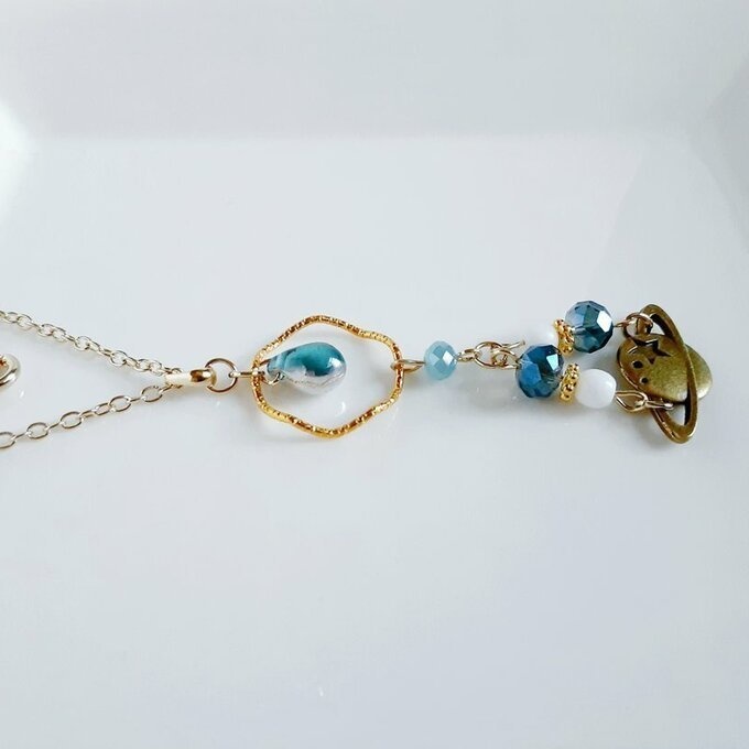 しずくが揺れる飾りフープと土星チャームのネックレス(スカイブルー)