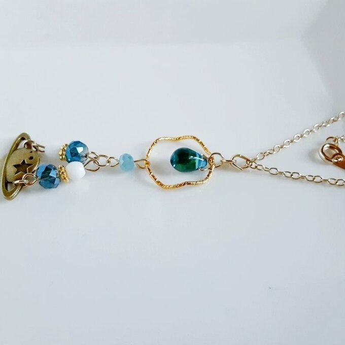 しずくが揺れる飾りフープと土星チャームのネックレス(スカイブルー)