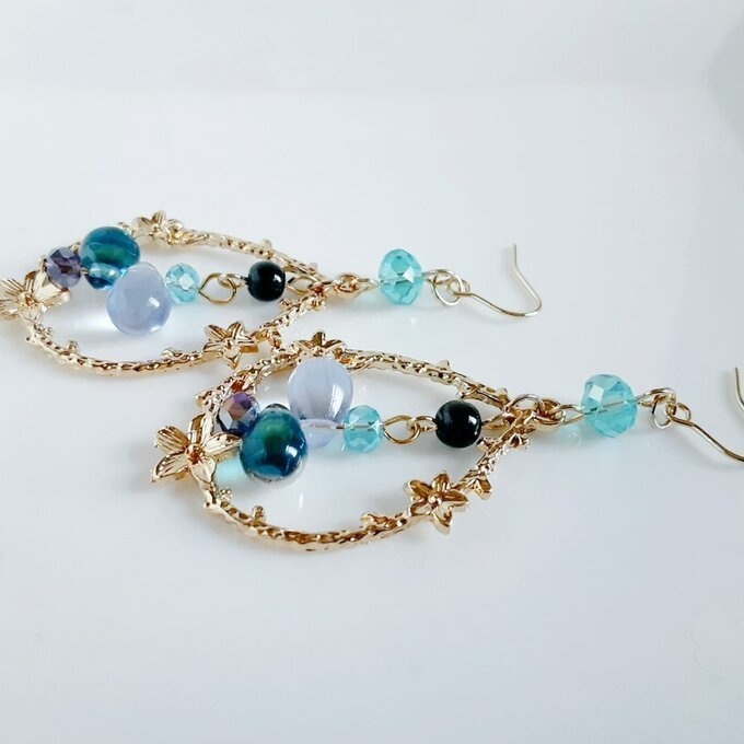 お花模様が可愛いしずく型の飾りフレームとしずくビーズのお洒落大ぶりピアス/イヤリング(ブルー)