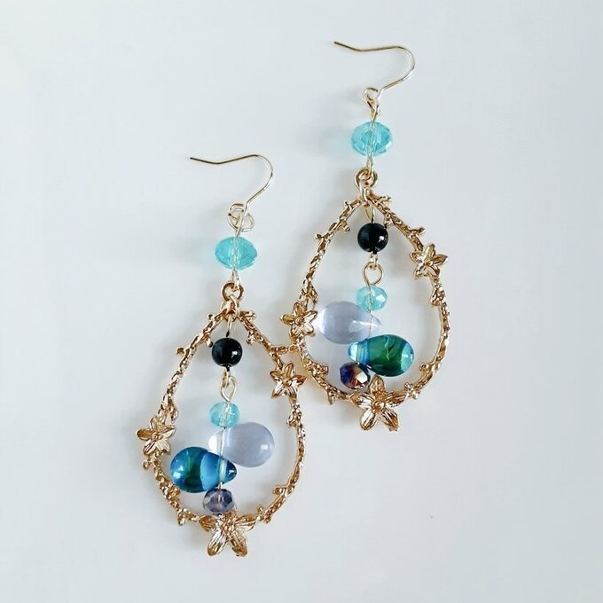 お花模様が可愛いしずく型の飾りフレームとしずくビーズのお洒落大ぶりピアス/イヤリング(ブルー)