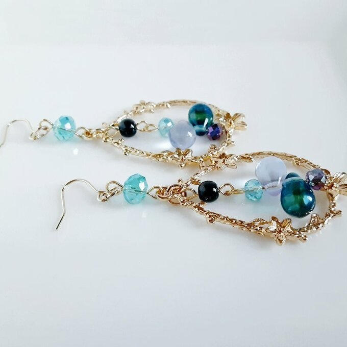 お花模様が可愛いしずく型の飾りフレームとしずくビーズのお洒落大ぶりピアス/イヤリング(ブルー)