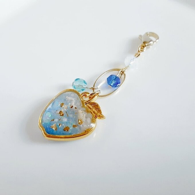 海を感じるクリアブルーカラーのりんごが揺れるマスクチャーム/アクセサリー