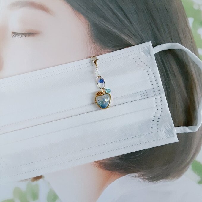 海を感じるクリアブルーカラーのりんごが揺れるマスクチャーム/アクセサリー