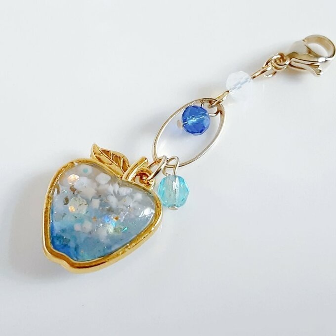 海を感じるクリアブルーカラーのりんごが揺れるマスクチャーム/アクセサリー